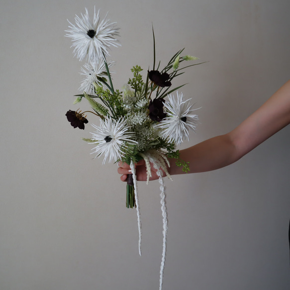 チョコレートコスモスと雰囲気あるガーベラのナチュラルクラッチブーケ