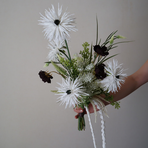 チョコレートコスモスと雰囲気あるガーベラのナチュラルクラッチブーケ