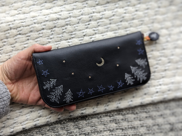 刺繍革財布『森の夜』牛革BLACK×２色（☆Slimラウンドファスナー型） 5枚目の画像