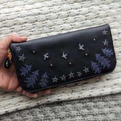 刺繍革財布『森の夜』牛革BLACK×２色（☆Slimラウンドファスナー型） 6枚目の画像