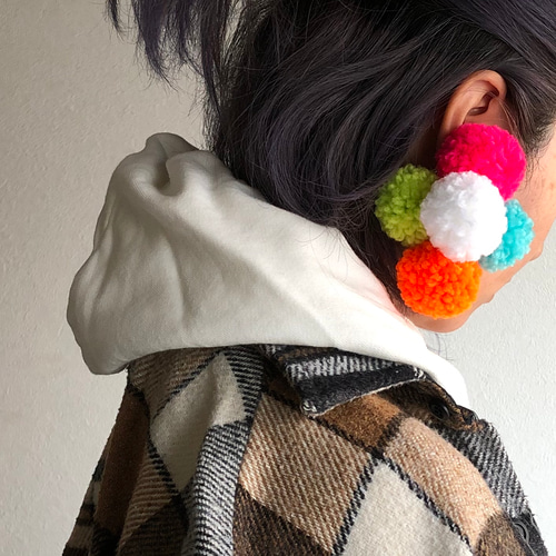 カラフルぽんぽんだらけのピアスイヤリング 片耳分のみポンポン  