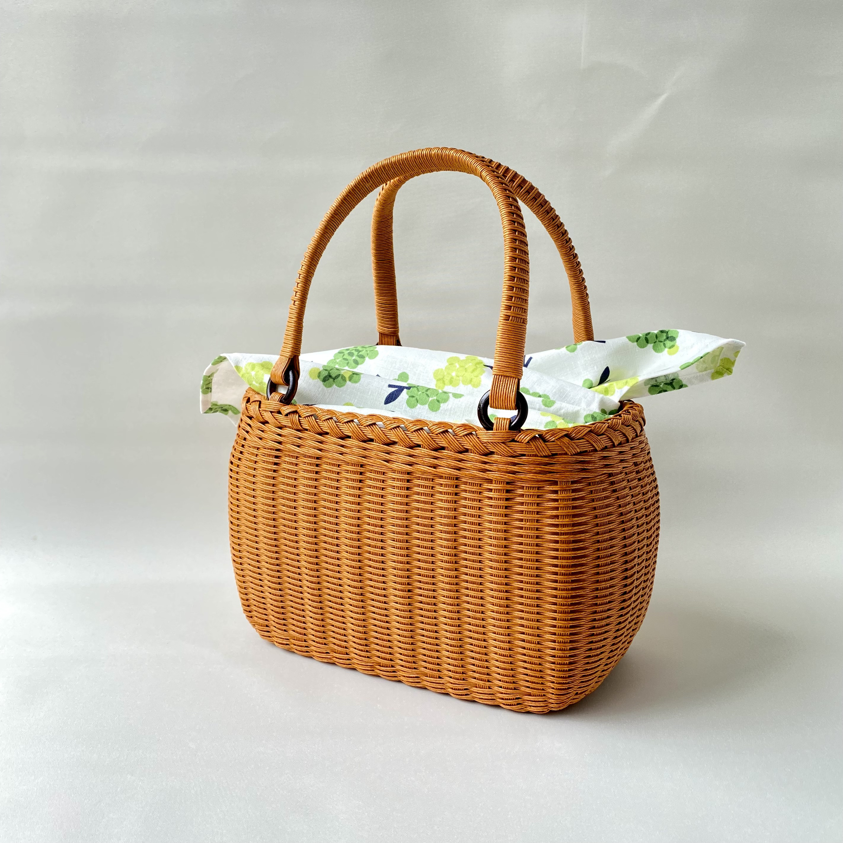 ウッドリングかごバッグ（キャラメル）　シャインマスカット柄三角布付き