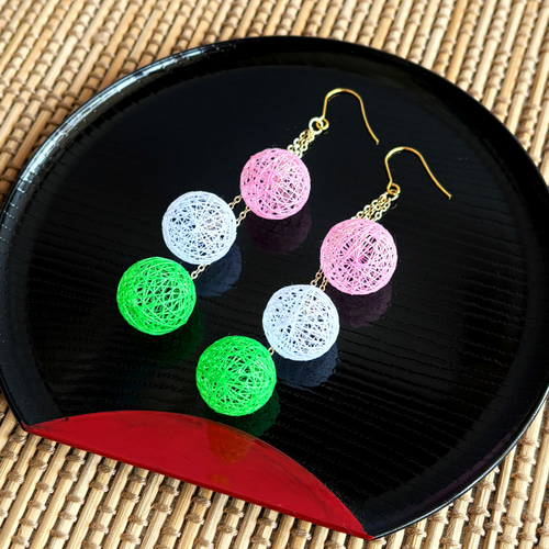 再販】糸玉ピアス/イヤリング 三色団子 着物 成人式 ゆらゆら お団子