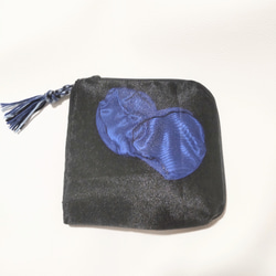 青い花びら入りL字ファスナー布財布（黒） 2枚目の画像