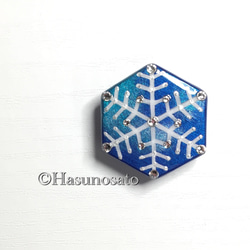 <再販> 雪の結晶 <大きいサイズ> 帯留め/ブローチ 【陶器風 手描きの石塑粘土アクセサリー】冬 クリスマス 2枚目の画像