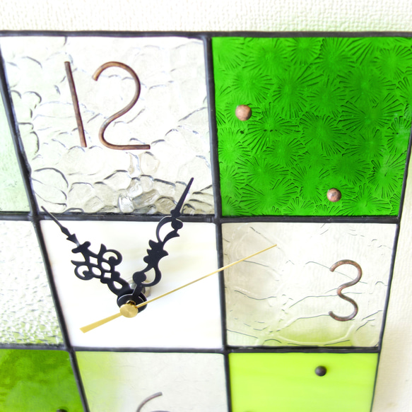 24㎝角・ステンドグラスの掛時計・モザイク24（グリーン系） 6枚目の画像