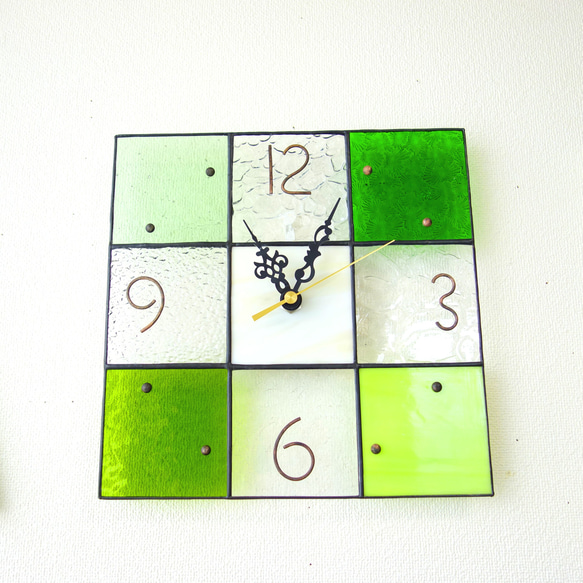 24㎝角・ステンドグラスの掛時計・モザイク24（グリーン系） 3枚目の画像