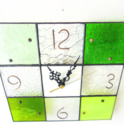 24㎝角・ステンドグラスの掛時計・モザイク24（グリーン系） 4枚目の画像