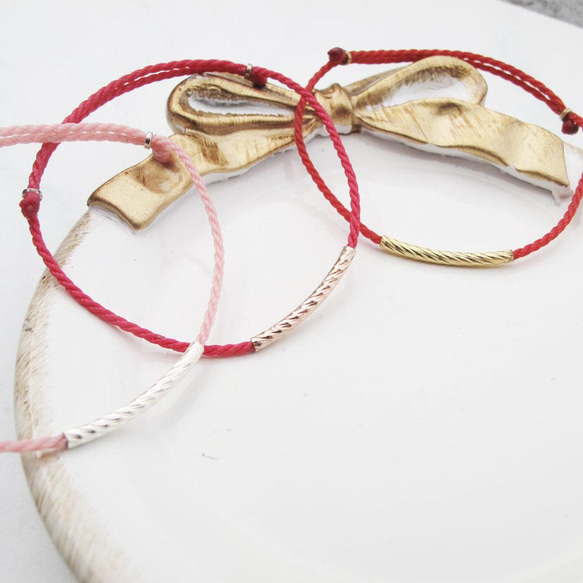 【手織りワックス糸】3色フラワーチューブ|スターリングシルバー×Kゴールドレッド糸ワックスロープラッキーブレスレット| 3枚目の画像