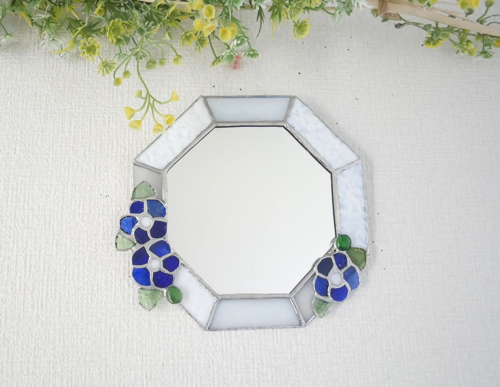 ✴︎:.。淡いブルーの八角形鏡♪ (size20㎝/max23） ステンドグラス