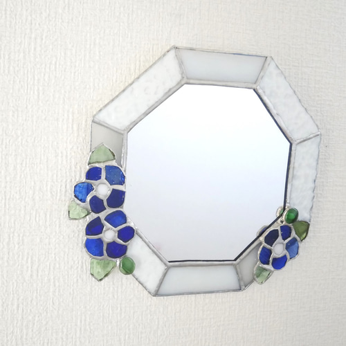 ✴︎:.。淡いブルーの八角形鏡♪ (size20㎝/max23） ステンドグラス