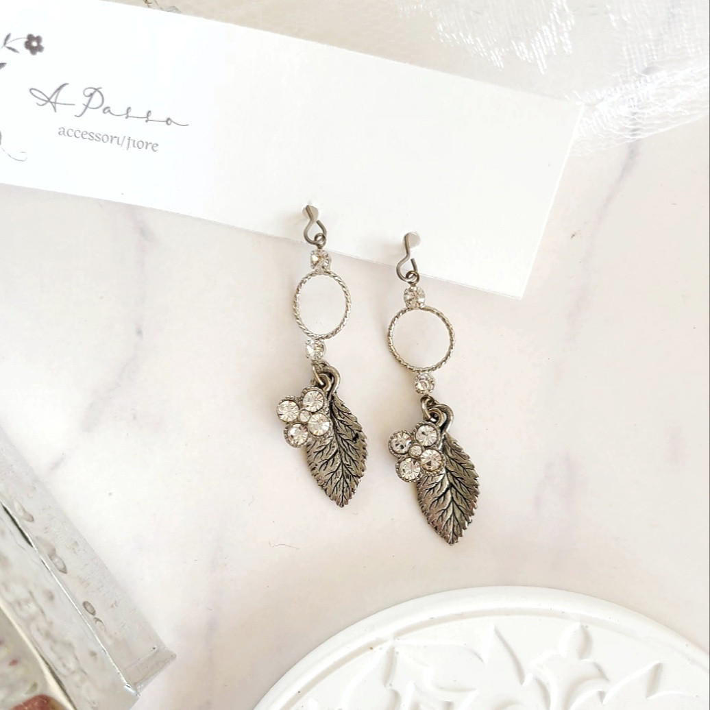 一点のみ★クリスタルフラワーとリーフのリングピアス/イヤリング※アレルギー対応ベースあり