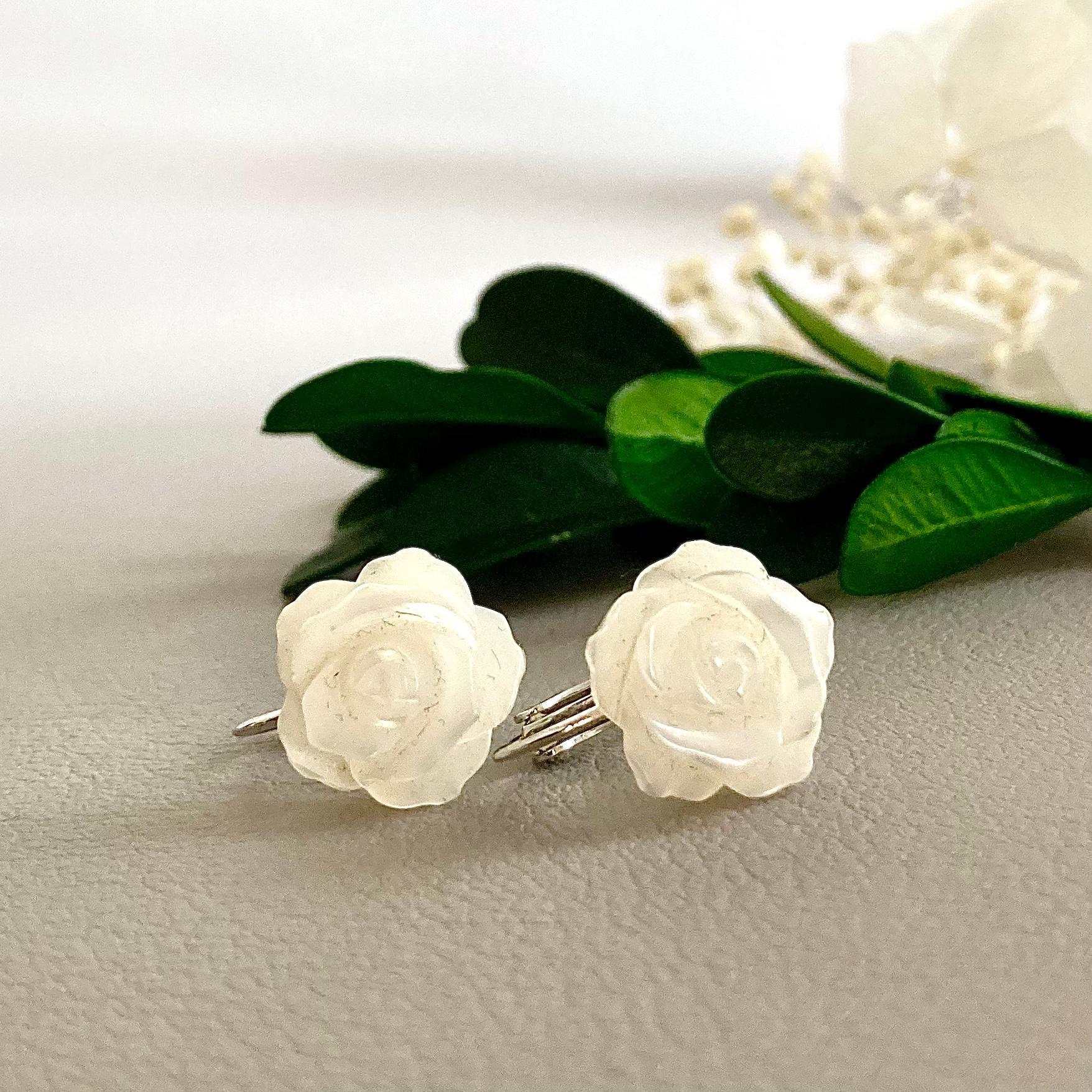 白い薔薇のイヤリング・ローズカービング白蝶貝×宝飾用SILVERイヤリング金具