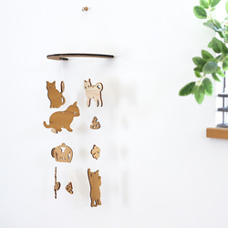 壁にかけられる木のモビール（ネコとネズミ） 3枚目の画像
