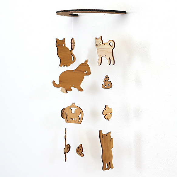 壁にかけられる木のモビール（ネコとネズミ） 2枚目の画像