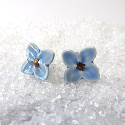 小さな花のpieace ／earring(水色） 1枚目の画像