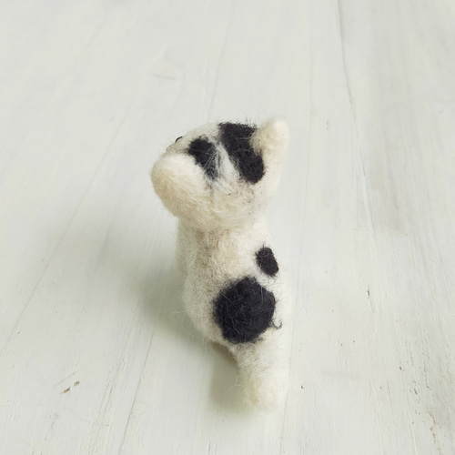 □受注制作 羊毛フェルトの小さな子猫(黒ぶち猫) 猫グッズ 猫