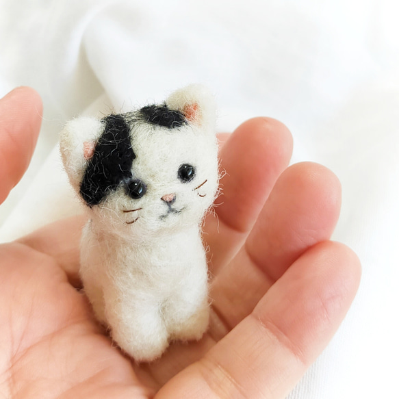 □受注制作 羊毛フェルトの小さな子猫(黒ぶち猫) 猫グッズ 猫 □受注制作 羊毛フェルトの小さな子猫(黒ぶち猫) 猫グッズ 猫
