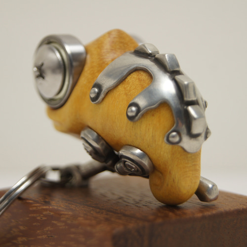 カメレオン イエローハート（木材）ピューター（金属）キーホルダーや