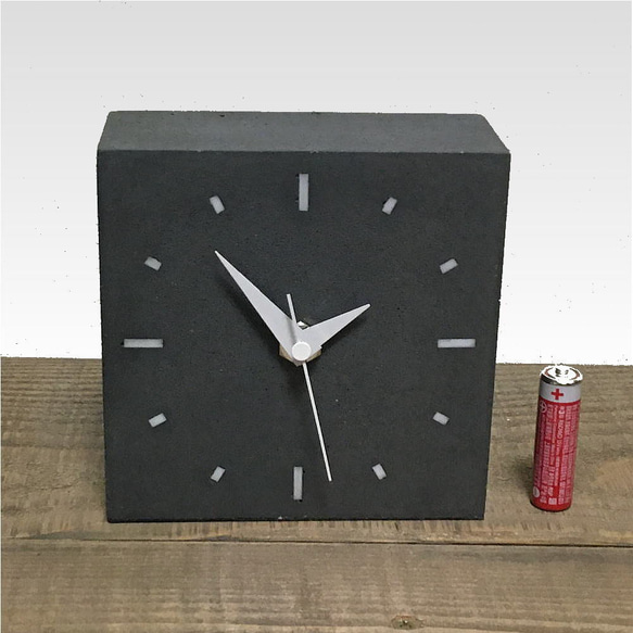 コンクリート置き時計ブラックC-type《送料無料》　-コンクリート/モルタル/セメント雑貨- 2枚目の画像