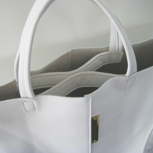 ショルダースモール ホワイト　本革製　2WAYショルダーバッグ 2枚目の画像