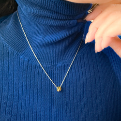 【ifumé】つけっぱなしOK！シルバーのプチトリニティ サージカルステンレスネックレス 5枚目の画像