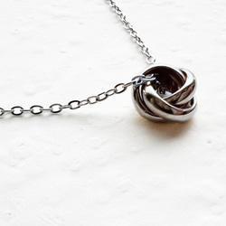 【ifumé】つけっぱなしOK！シルバーのプチトリニティ サージカルステンレスネックレス 2枚目の画像