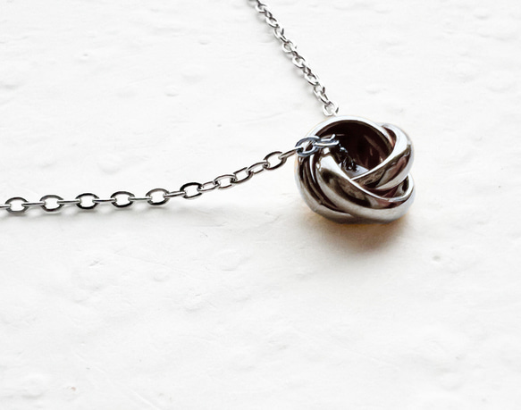 【ifumé】つけっぱなしOK！シルバーのプチトリニティ サージカルステンレスネックレス 2枚目の画像