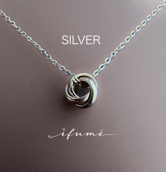 【ifumé】つけっぱなしOK！シルバーのプチトリニティ サージカルステンレスネックレス 1枚目の画像
