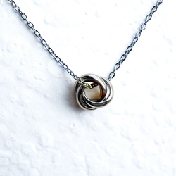 【ifumé】つけっぱなしOK！シルバーのプチトリニティ サージカルステンレスネックレス 3枚目の画像