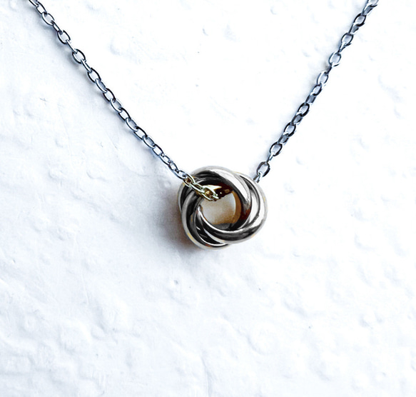 【ifumé】つけっぱなしOK！シルバーのプチトリニティ サージカルステンレスネックレス 3枚目の画像