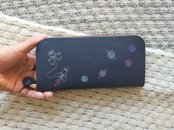 刺繍革財布『宇宙』NAVY×colors（牛革）ラウンドファスナー型 2枚目の画像