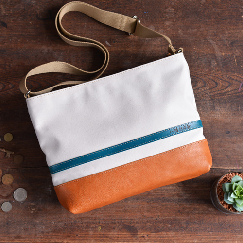 八幡帆布鞄】革と高島帆布のよこショルダーバック ホワイト×ブルー M