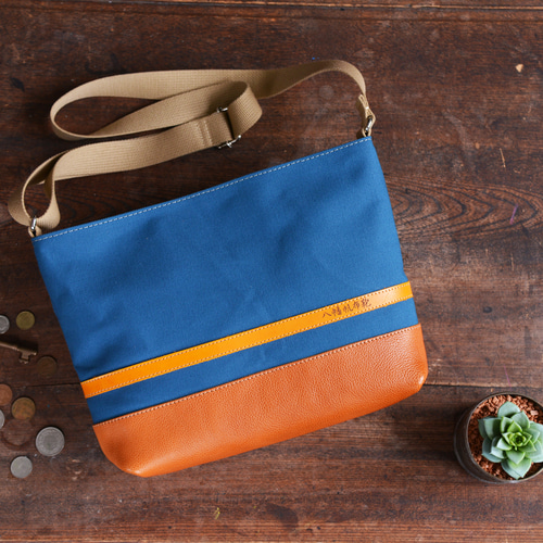 八幡帆布鞄】革と高島帆布のよこショルダーバック 琵琶湖ブル－ M