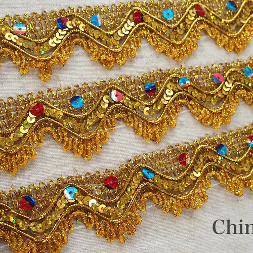 タイ　少数民族　繊細手刺繍とスパンコールのタペストリー82cm✖️86cm 大判 1mゴールドブレード 波型 スパンコール☆ 手芸 クラフト 民族衣装