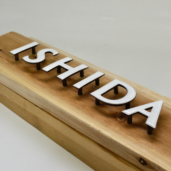 表札や飾りに！手作りです。 表札 七宝焼 切り文字（白）：英字・数字 1文字￥6,600〜の オーダー