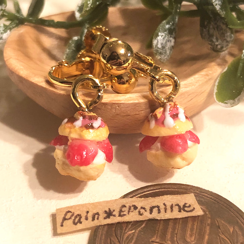 ポップな苺シュークリームピアス(orイヤリング) ピアス（フック 
