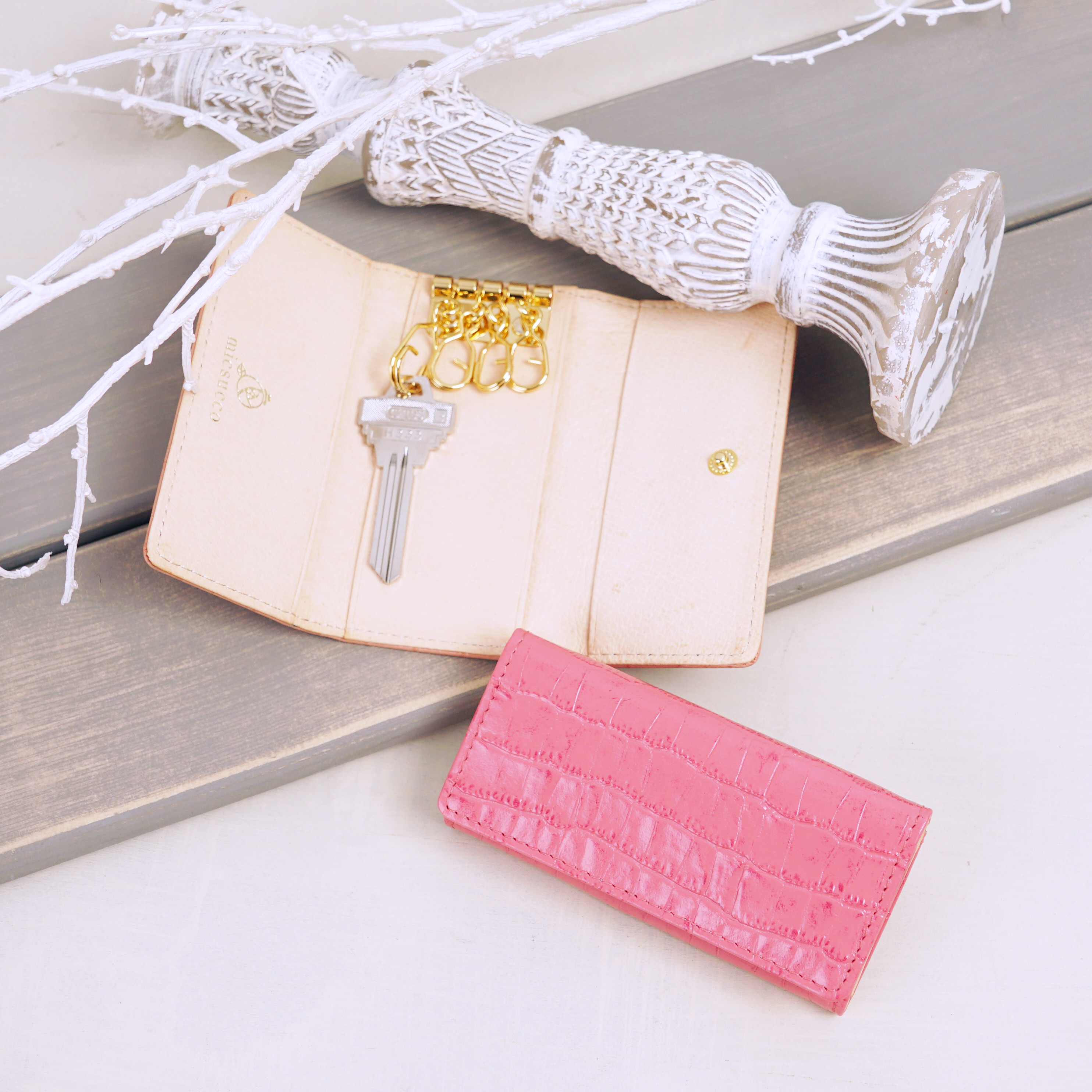 【刻印可】クロコ調の三つ折りキーケース　チェリーピンク　クロコ2　MH0696
