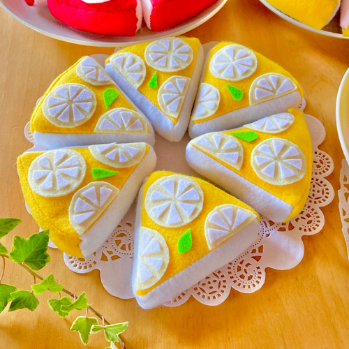 ケーキ屋さんになりたい‼︎おままごと☆フェルトのロール&三角ケーキ屋