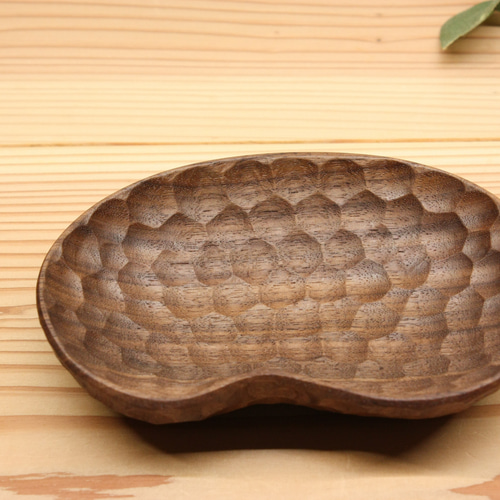 手彫りで仕上げたナッツ皿 ウォールナット 薬味皿・豆皿 u.wood.kobo