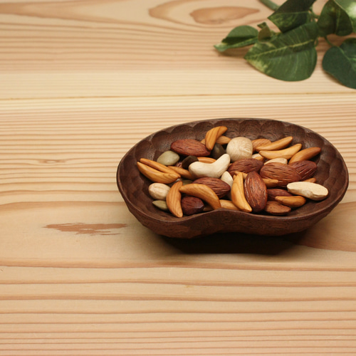 手彫りで仕上げたナッツ皿 ウォールナット 薬味皿・豆皿 u.wood.kobo