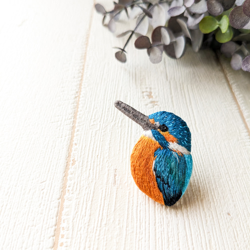 カワセミ と ☆サンタ帽☆ 嬉しく 手刺繍 鳥ブローチ
