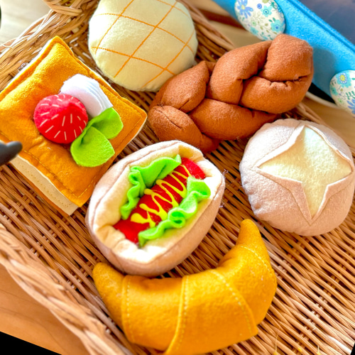 おままごと☆フェルトのピンク×苺柄オーブンレンジでパン屋さん