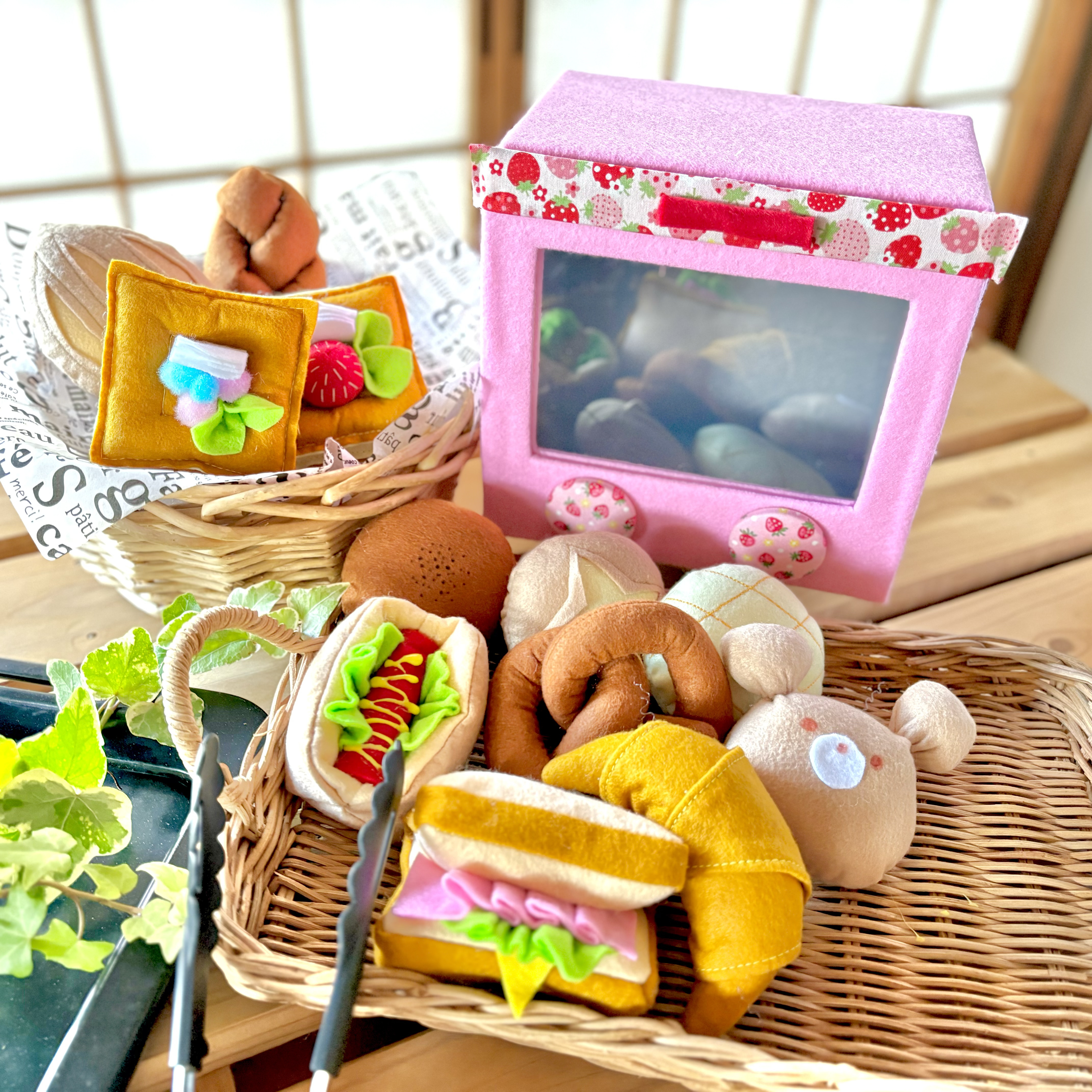 おままごと☆フェルトの苺柄×ピンク色オーブンレンジで大盛りパン屋さん　パン12個