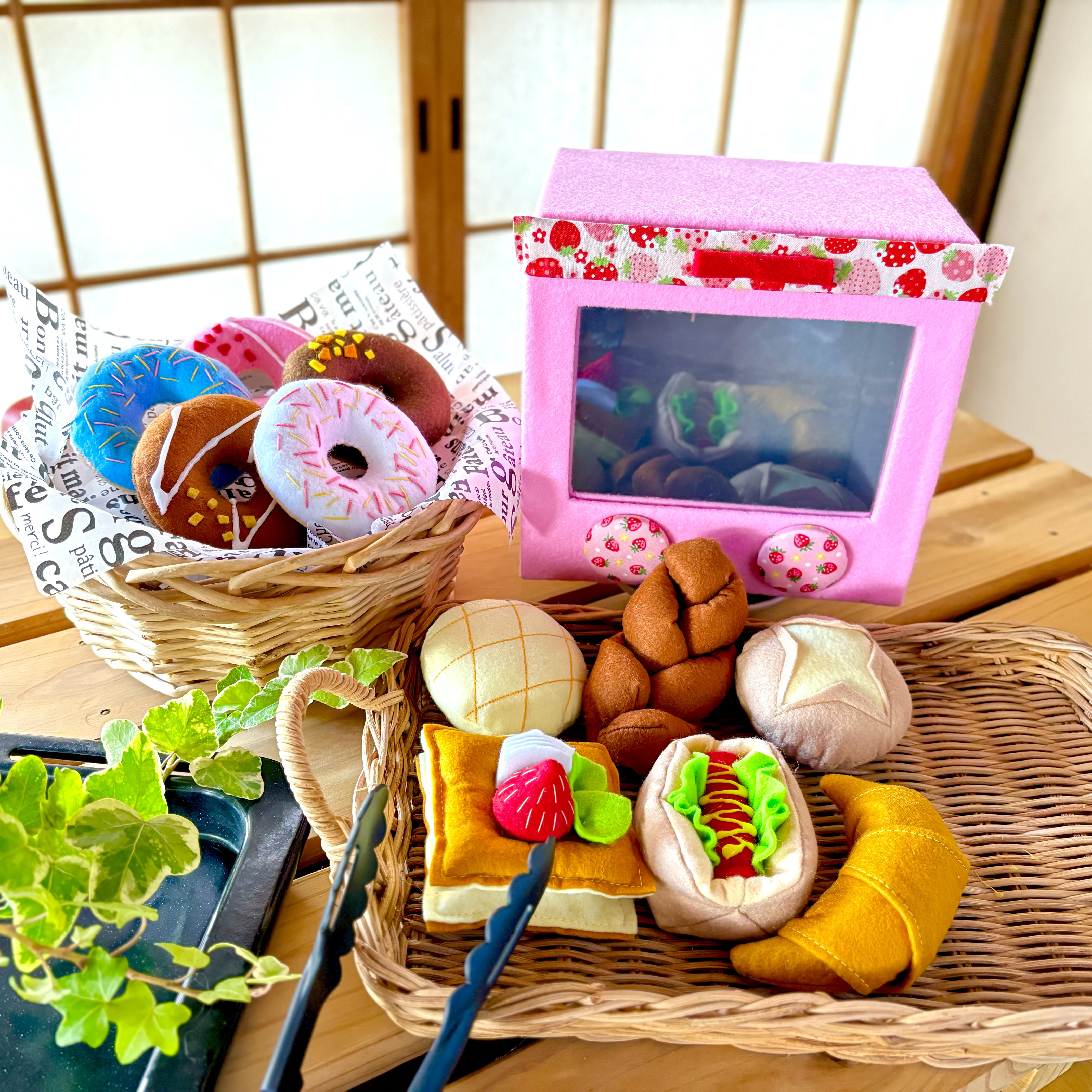 おままごと☆フェルトの苺柄×ピンク色オーブンレンジでパン&ドーナツ屋さん