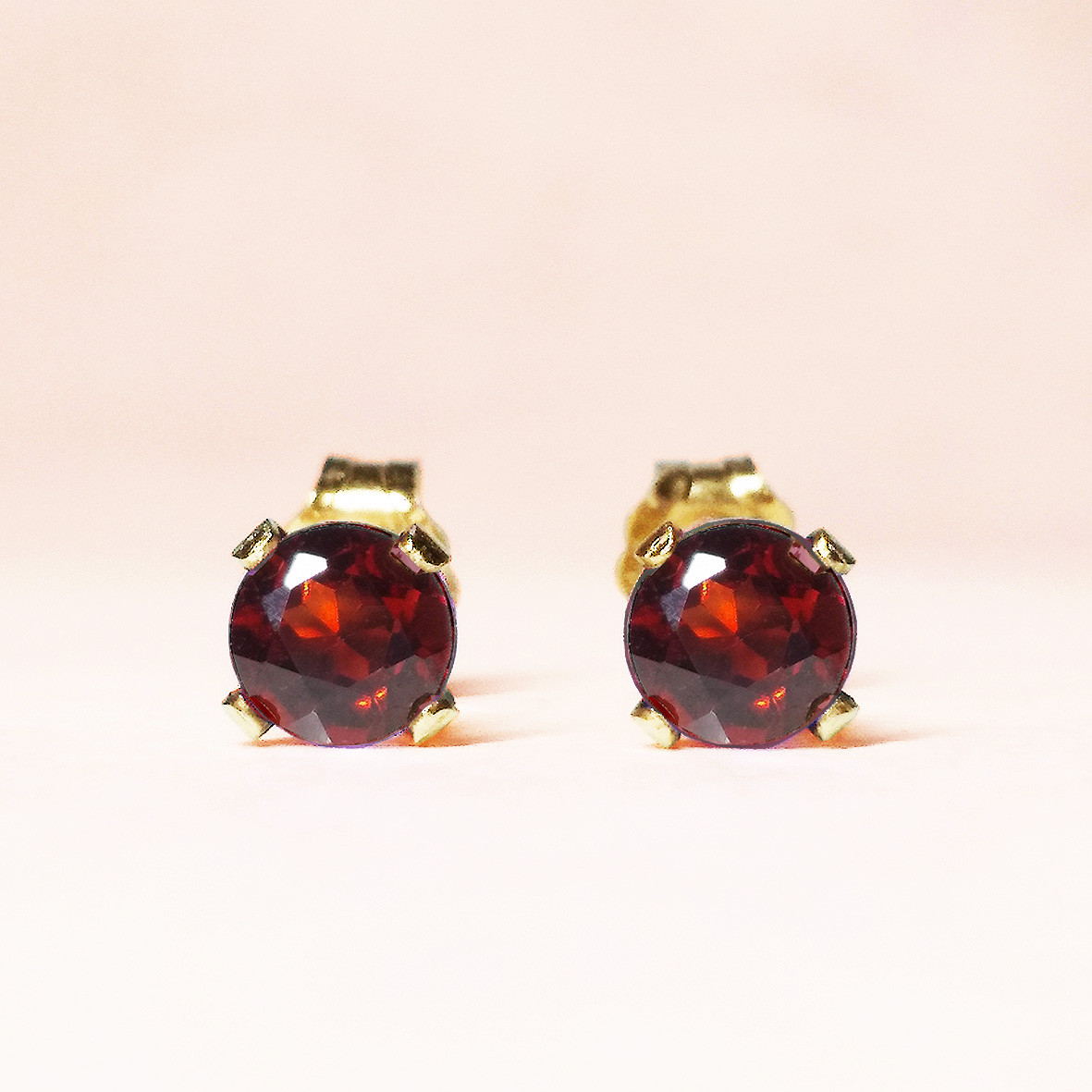 深紅の2粒。ガーネット・ピアス　[送料無料]