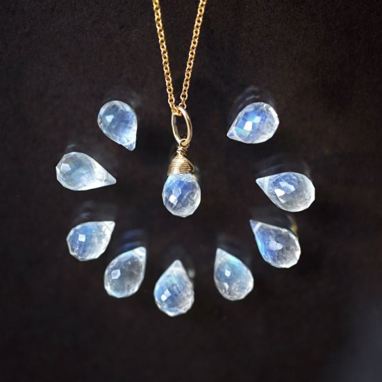 レインボームーンストーンのドロップネックレス　～Dafne