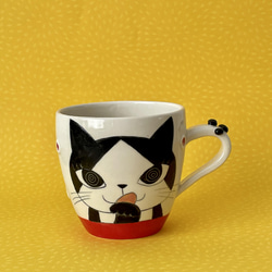 猫絵肉球マグ(ペロペロ白黒ハチワレ猫・レッド)『猫のマグカップ』 2枚目の画像
