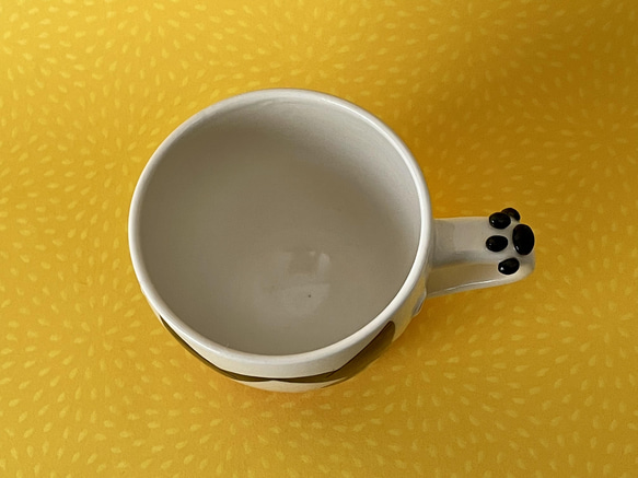 猫絵肉球マグ(ペロペロ白黒ハチワレ猫・レッド)『猫のマグカップ』 4枚目の画像