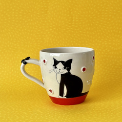 猫絵肉球マグ(ペロペロ白黒ハチワレ猫・レッド)『猫のマグカップ』 3枚目の画像